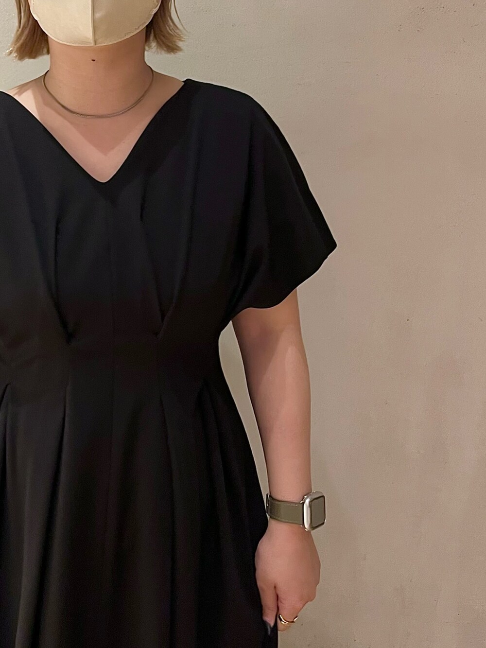 ブラック系のワンピース、ブラック系のスニーカーを着用したレディースの夏コーディネートの5枚目の写真