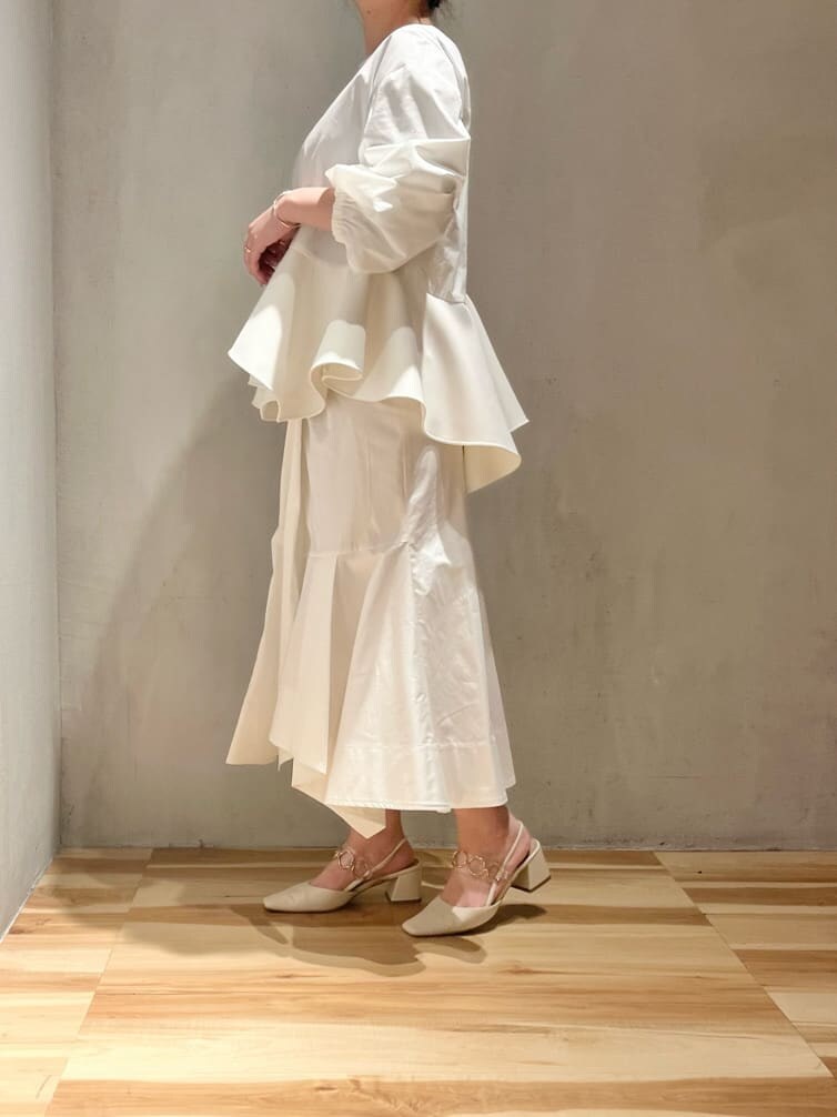 ホワイト系のシャツ/ブラウス、ホワイト系のスカートを着用したレディースの冬コーディネートの5枚目の写真