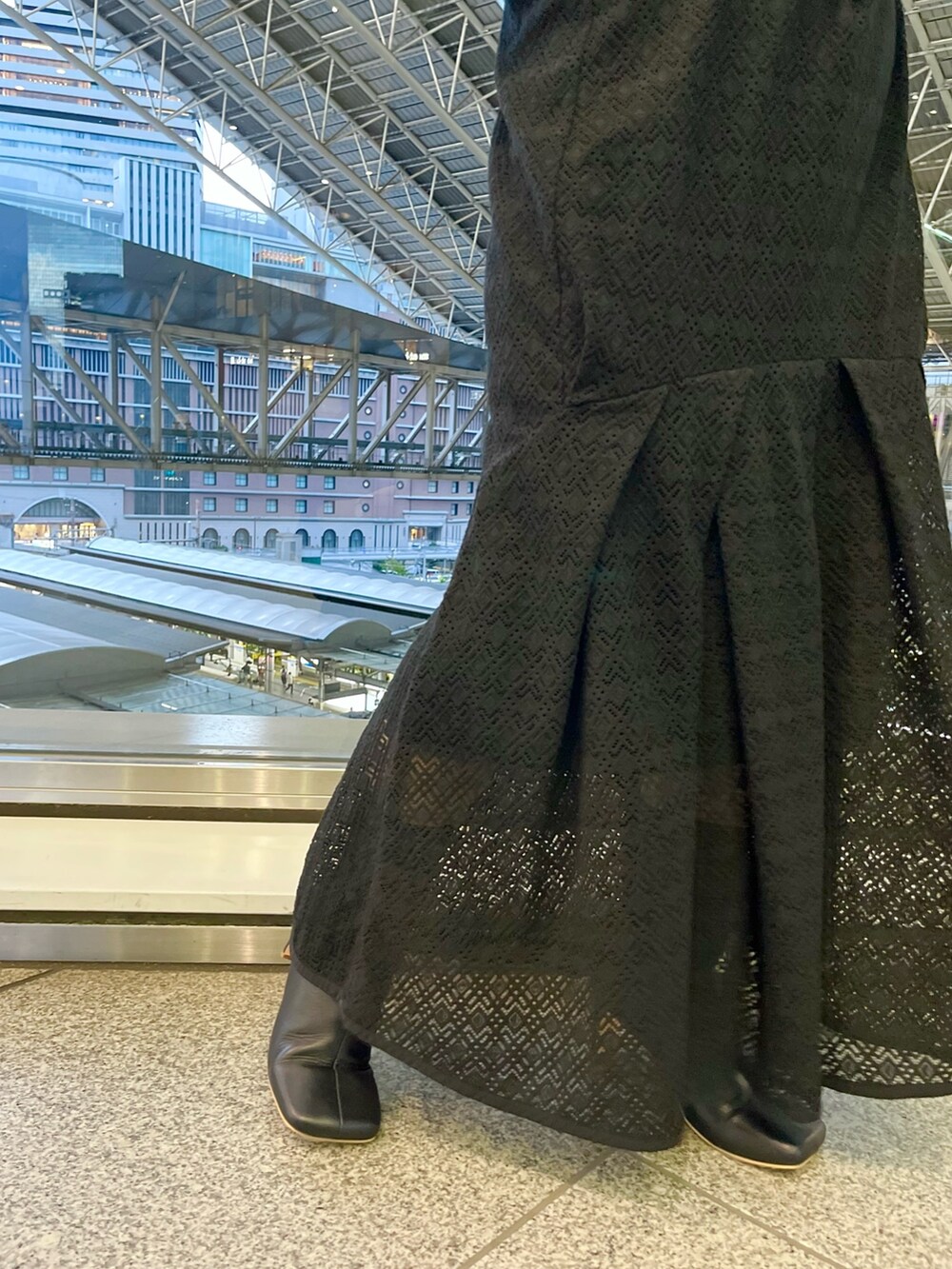 ブラック系のワンピース、ブラック系のブーツを着用したレディースの秋コーディネートの8枚目の写真