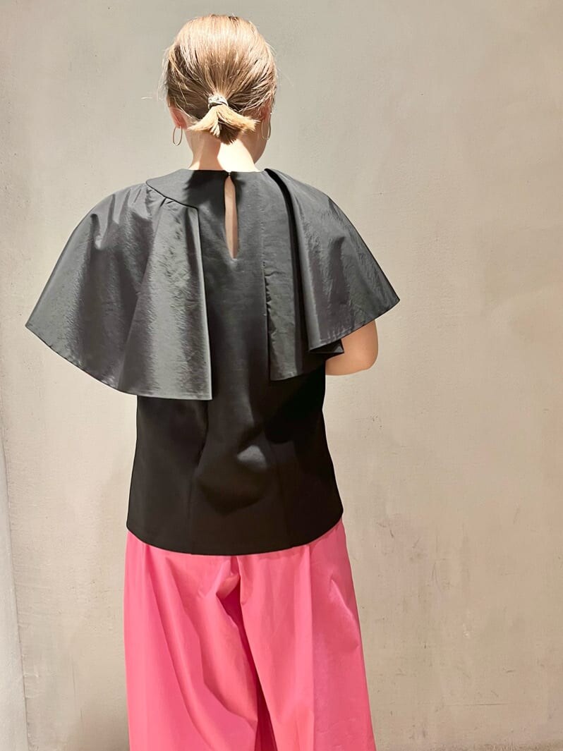 ピンク系のその他パンツ、ブラック系のTシャツ/カットソーを着用したレディースの春コーディネートの3枚目の写真