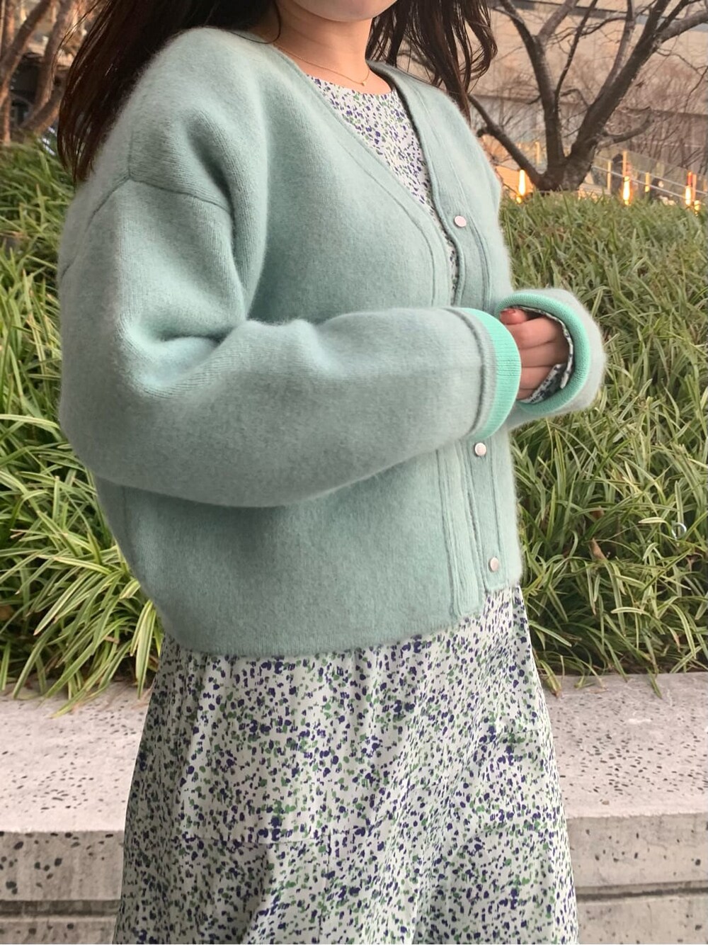 その他のワンピース、グリーン系のニット/セーターを着用したレディースの冬コーディネートの4枚目の写真