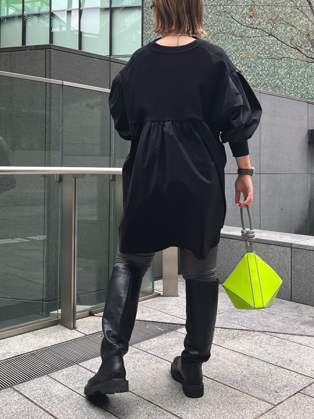 ブラック系のシャツ/ブラウス、グレー系のその他パンツ、グリーン系のハンドバッグを着用したレディースの冬コーディネートの4枚目の写真