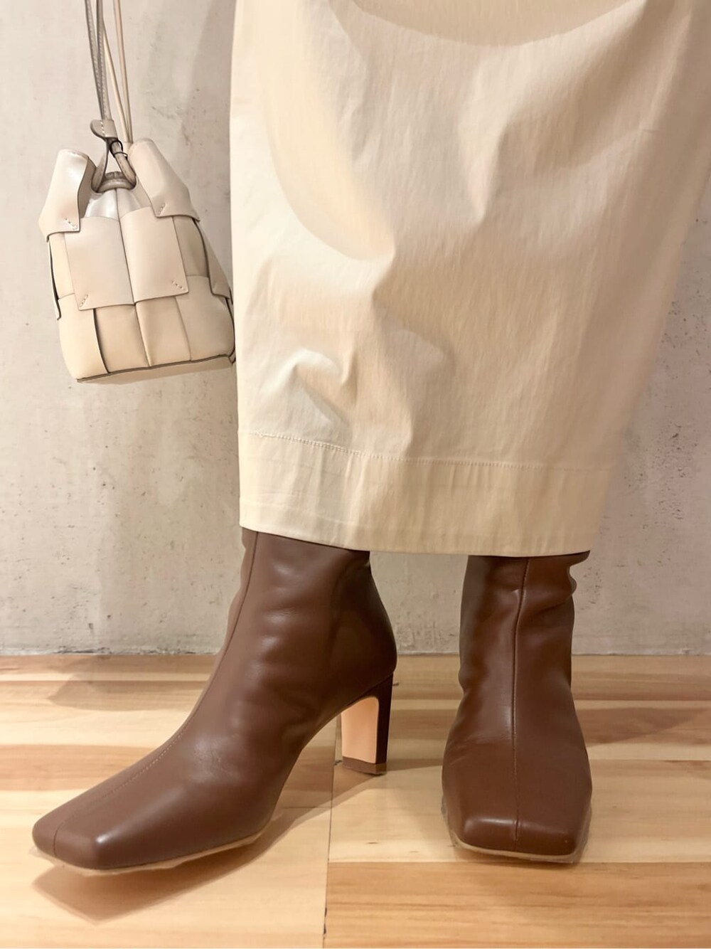 ベージュ系のワンピース、ブラウン系のブーツを着用したレディースの夏コーディネートの8枚目の写真