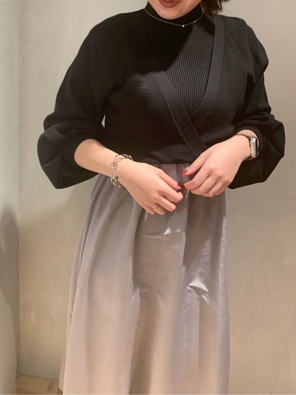 ホワイト系のモッズコート、グレー系のワンピースを着用したレディースの冬コーディネートの5枚目の写真