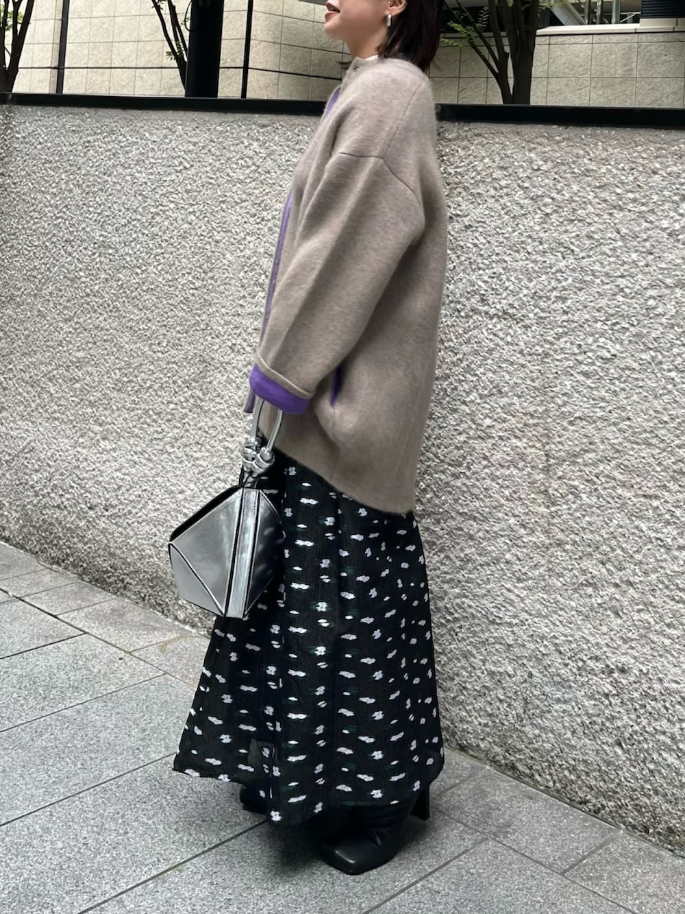 ベージュ系のカーディガン/ボレロ、その他のスカート、ブラック系のブーツを着用したレディースの夏コーディネートの2枚目の写真