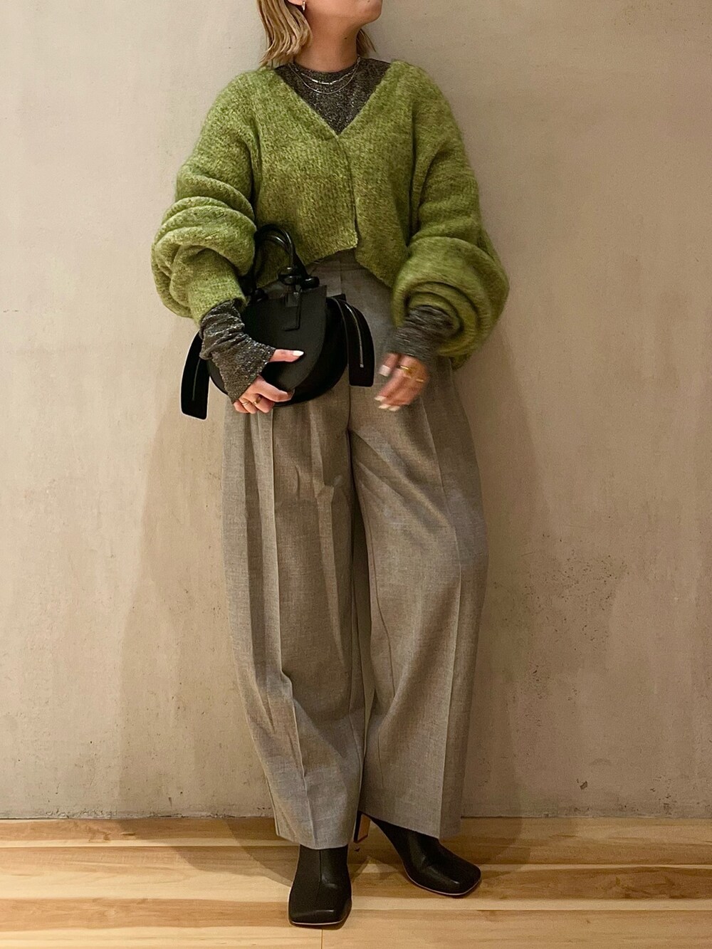 グレー系のその他パンツ、シルバー系のTシャツ/カットソー、ブラック系のハンドバッグを着用したレディースの夏コーディネートの2枚目の写真