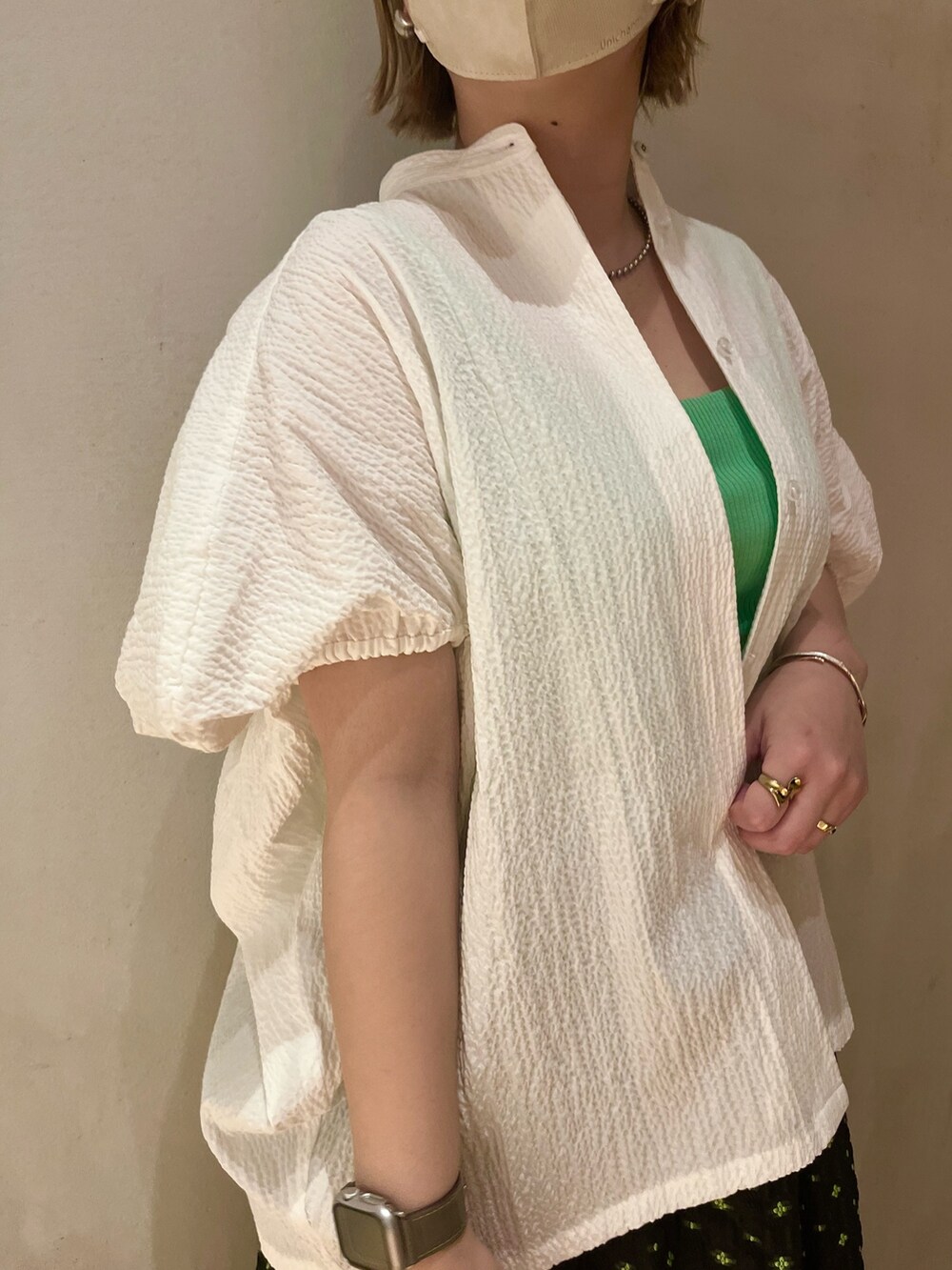 ホワイト系のシャツ/ブラウス、グリーン系のタンクトップ、その他のスカートを着用したレディースの春コーディネートの5枚目の写真