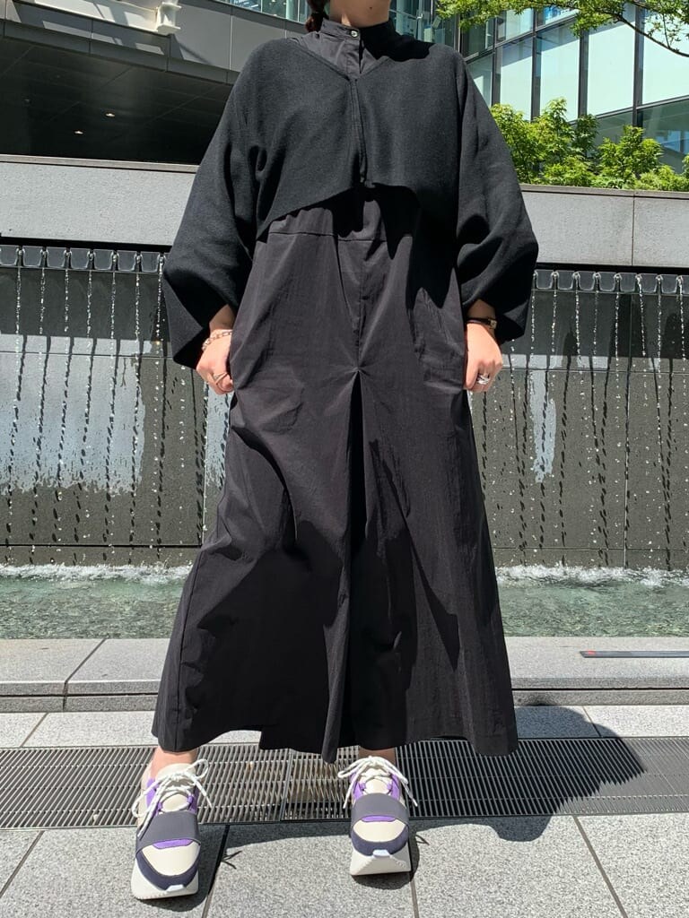 ブラック系のつなぎ/オールインワン、その他のスニーカーを着用したレディースの秋コーディネートの2枚目の写真