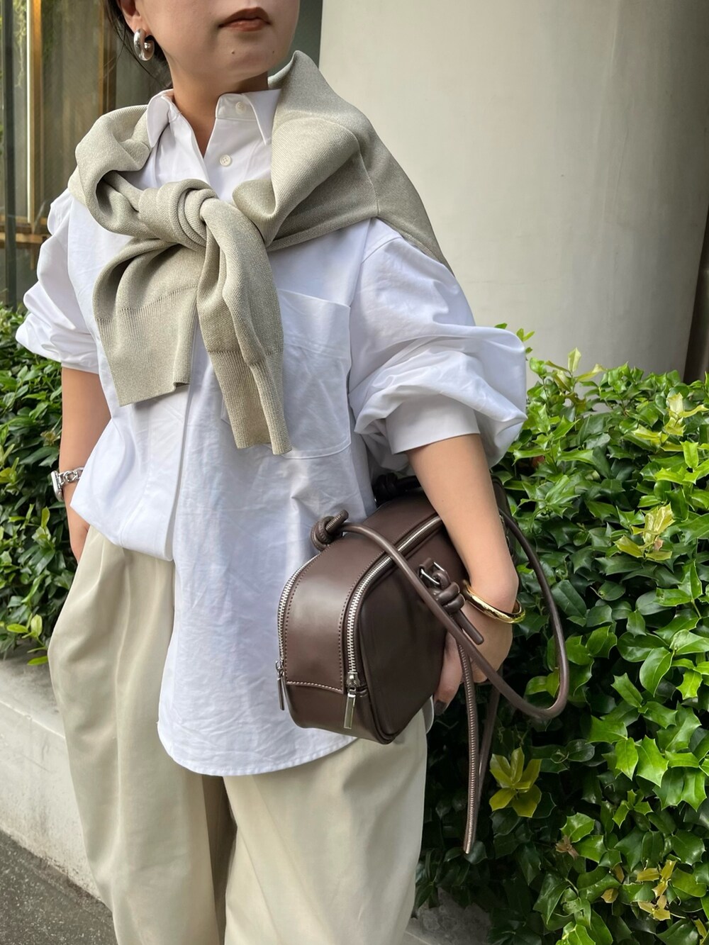 ベージュ系のカーディガン/ボレロ、ホワイト系のシャツ/ブラウス、ホワイト系のその他パンツを着用したレディースの秋コーディネートの6枚目の写真