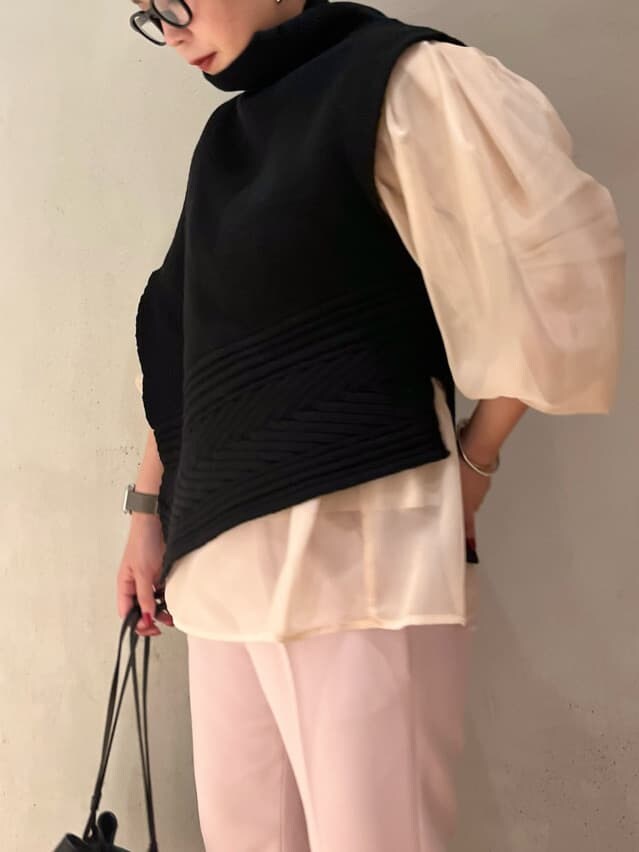 ブラック系のブーツ、ベージュ系のニット/セーター、ブラック系のワンピースを着用したレディースの秋コーディネートの7枚目の写真