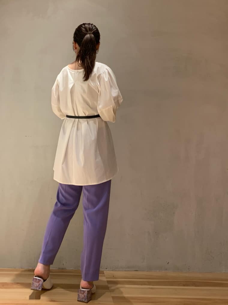 ホワイト系のサンダル、ホワイト系のシャツ/ブラウス、パープル系のスラックスを着用したレディースの夏コーディネートの3枚目の写真