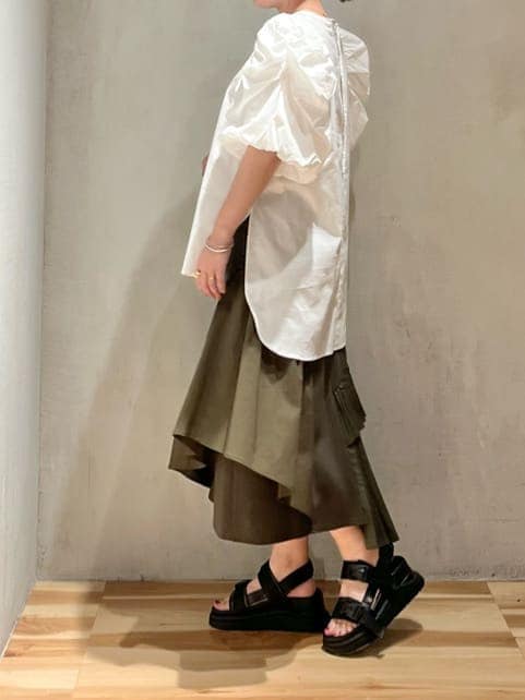 ブラック系のサンダル、ホワイト系のシャツ/ブラウス、ベージュ系のスカートを着用したレディースの夏コーディネートの3枚目の写真