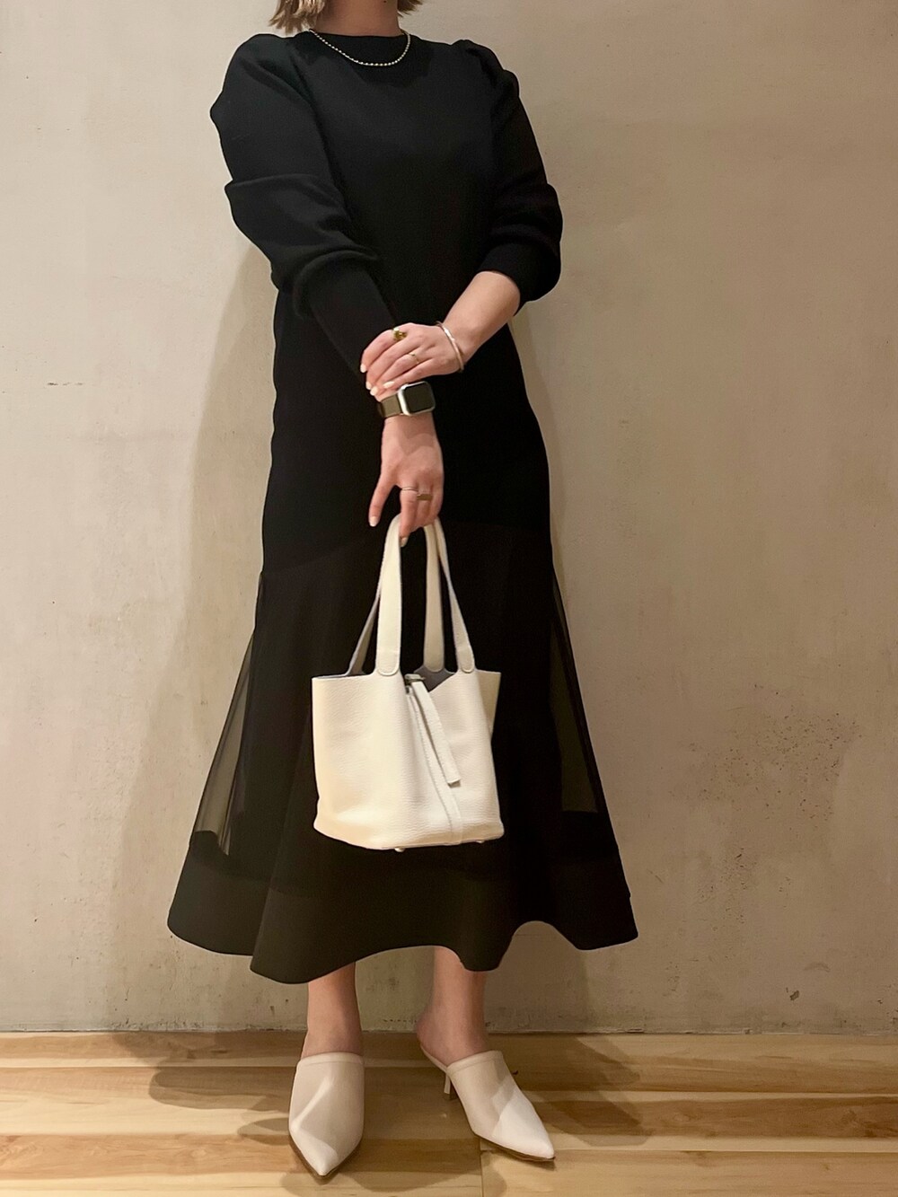 ブラック系のテーラードジャケット、ブラック系のワンピース、シルバー系のネックレスを着用したレディースの冬コーディネートの5枚目の写真