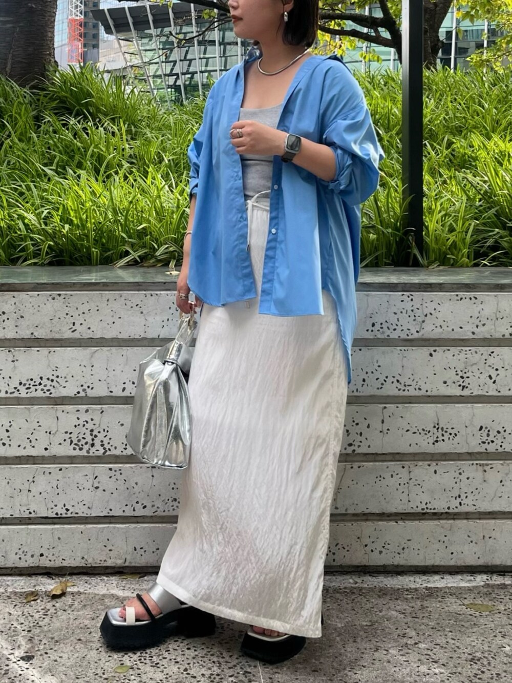 ブルー系のシャツ/ブラウス、ホワイト系のスカート、グレー系のタンクトップを着用したレディースの夏コーディネートの4枚目の写真