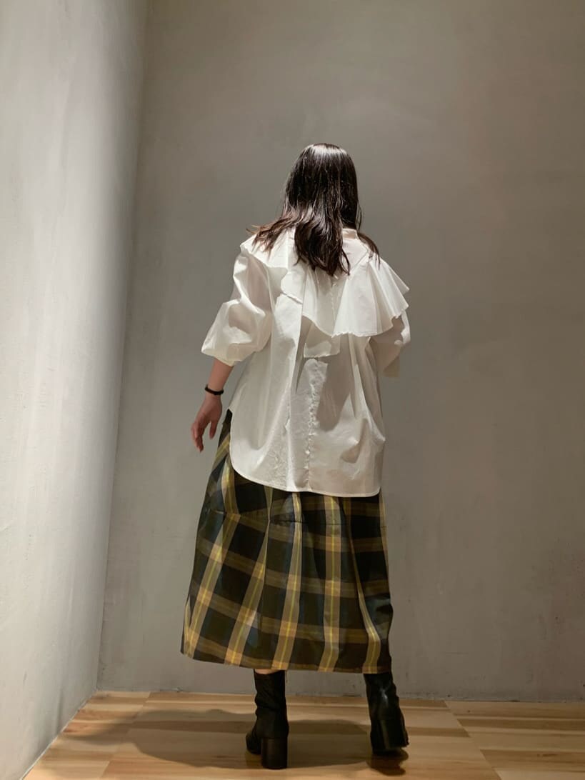 その他のスカート、ホワイト系のシャツ/ブラウスを着用したレディースの秋コーディネートの3枚目の写真