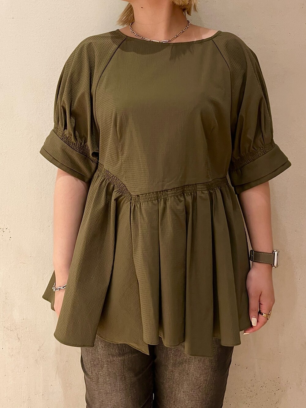 グリーン系のシャツ/ブラウス、ベージュ系のショルダーバッグ、グレー系のデニムパンツを着用したレディースの夏コーディネートの4枚目の写真