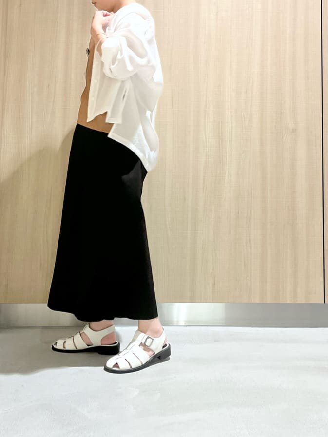 ブラウン系のキャミソール、ホワイト系のシャツ/ブラウス、ブラック系のその他パンツを着用したレディースの春コーディネートの3枚目の写真