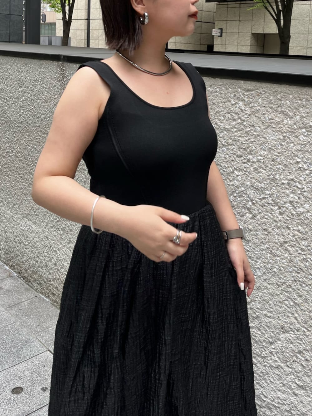 パープル系のカーディガン/ボレロ、ブラック系のサンダル、ブラック系のワンピースを着用したレディースの夏コーディネートの6枚目の写真