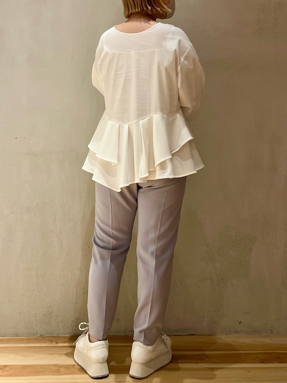 ホワイト系のシャツ/ブラウス、ブルー系のその他パンツ、ホワイト系のスニーカーを着用したレディースの春コーディネートの4枚目の写真