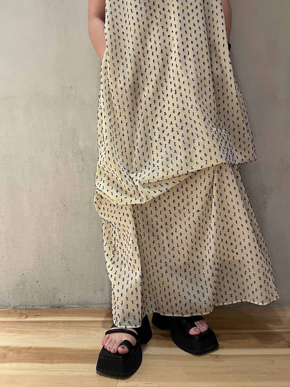 ホワイト系のワンピース、ブラック系のサンダルを着用したレディースの夏コーディネートの6枚目の写真