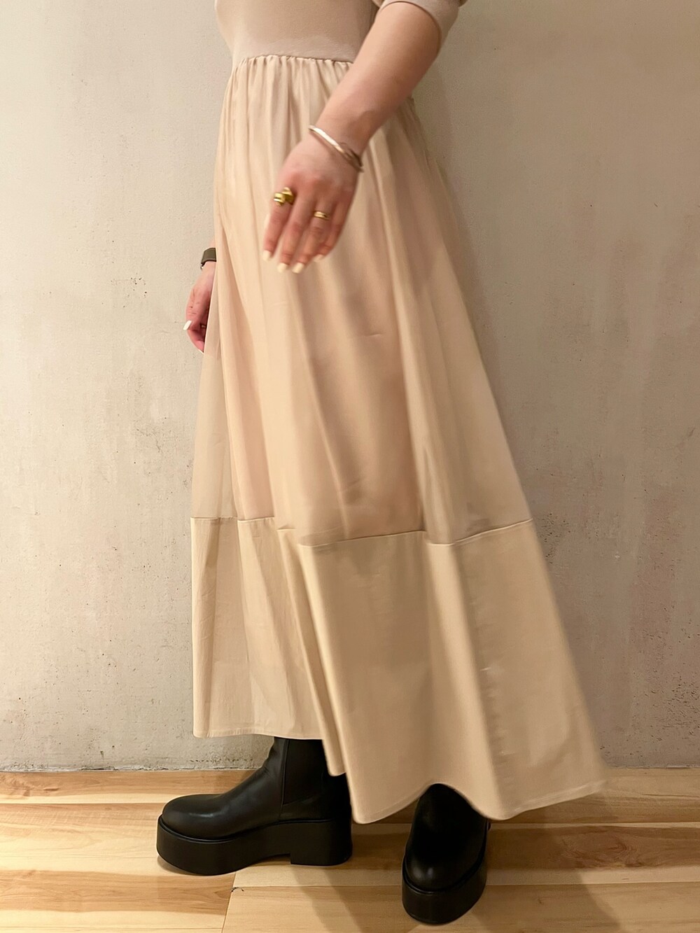 ベージュ系のワンピース、シルバー系のネックレスを着用したレディースの春コーディネートの8枚目の写真