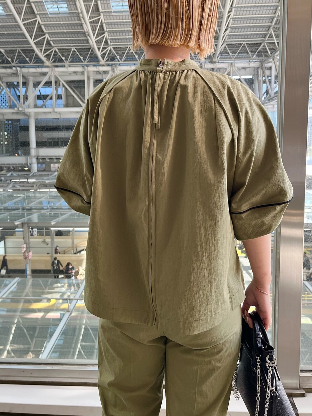 グリーン系のブルゾン、グリーン系のその他パンツ、その他のサンダルを着用したレディースの春コーディネートの6枚目の写真