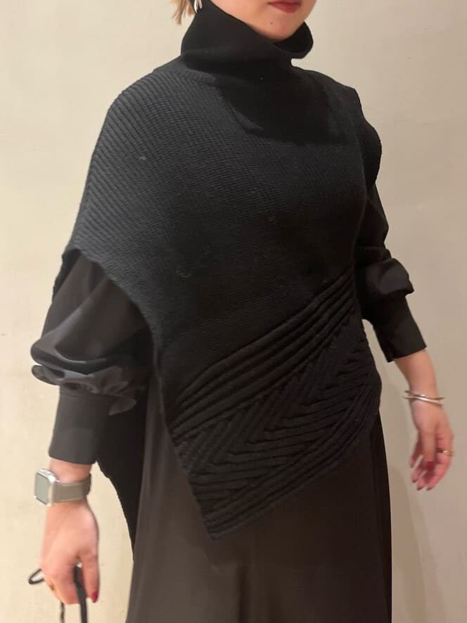 ブラウン系のブーツ、ベージュ系のショルダーバッグ、ブラック系のワンピースを着用したレディースの秋コーディネートの6枚目の写真