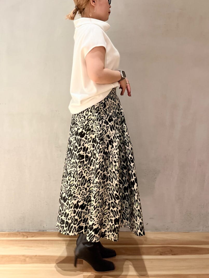 ホワイト系のTシャツ/カットソー、その他のスカート、ブラック系のブーツを着用したレディースの夏コーディネートの2枚目の写真