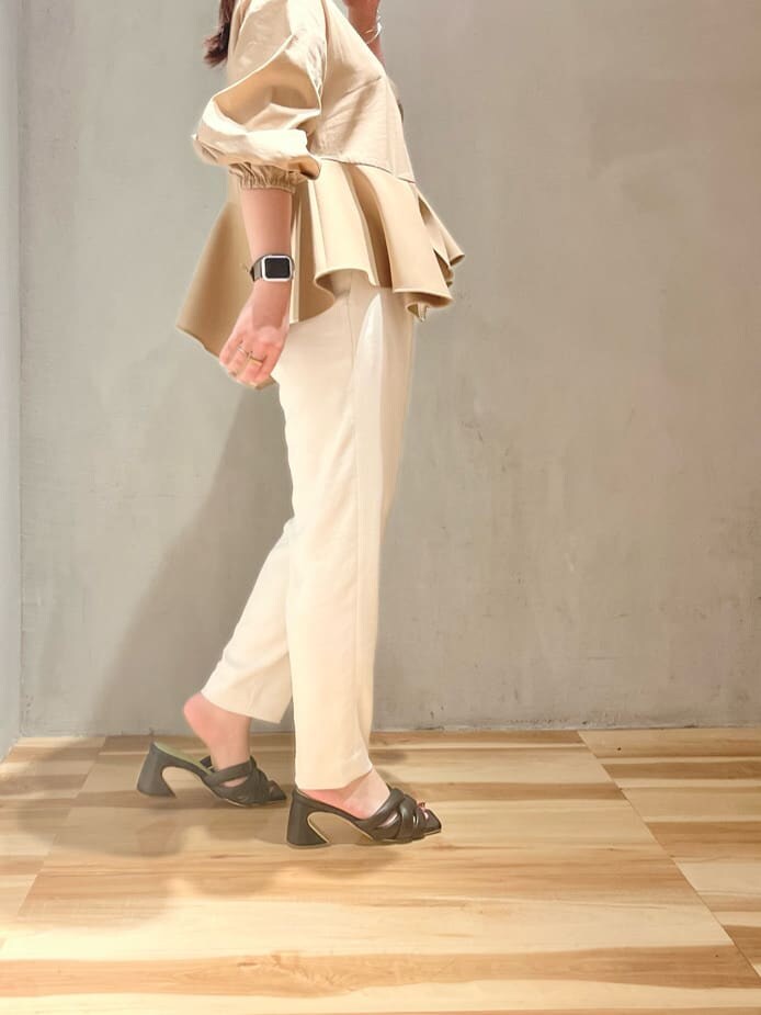 ホワイト系のその他パンツ、ベージュ系のシャツ/ブラウス、ブラック系のサンダルを着用したレディースの春コーディネートの2枚目の写真