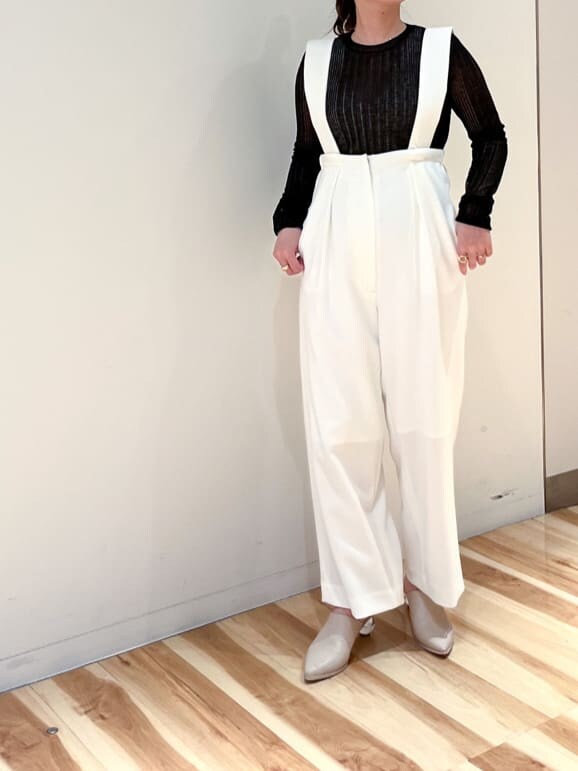 ホワイト系のスラックス、ブラック系のニット/セーターを着用したレディースの冬コーディネートの5枚目の写真