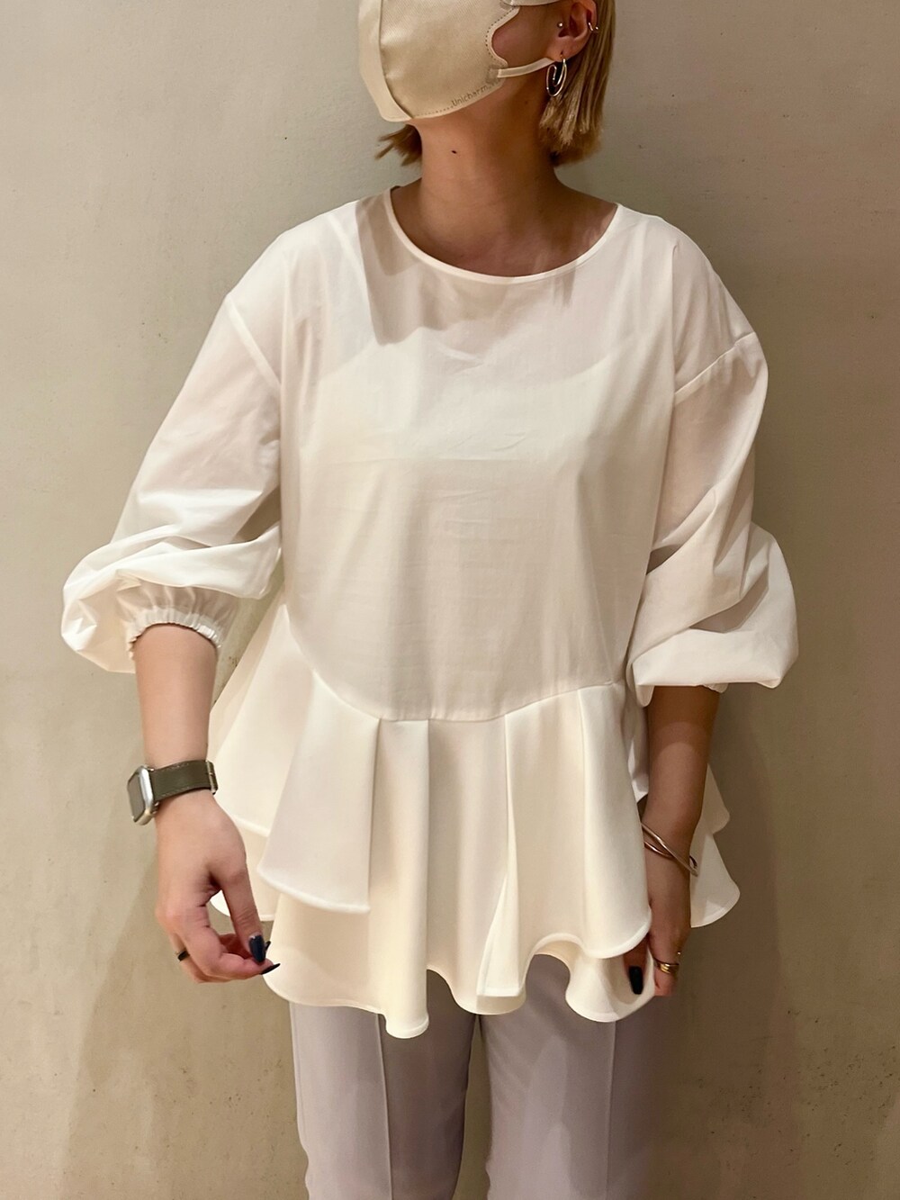 ホワイト系のシャツ/ブラウス、ブルー系のその他パンツ、ホワイト系のスニーカーを着用したレディースの春コーディネートの6枚目の写真