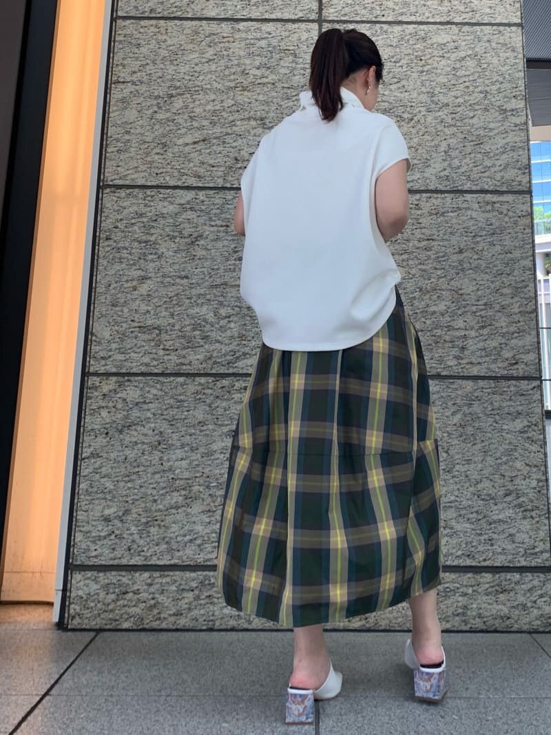 ホワイト系のサンダル、その他のスカート、ホワイト系のTシャツ/カットソーを着用したレディースの夏コーディネートの2枚目の写真