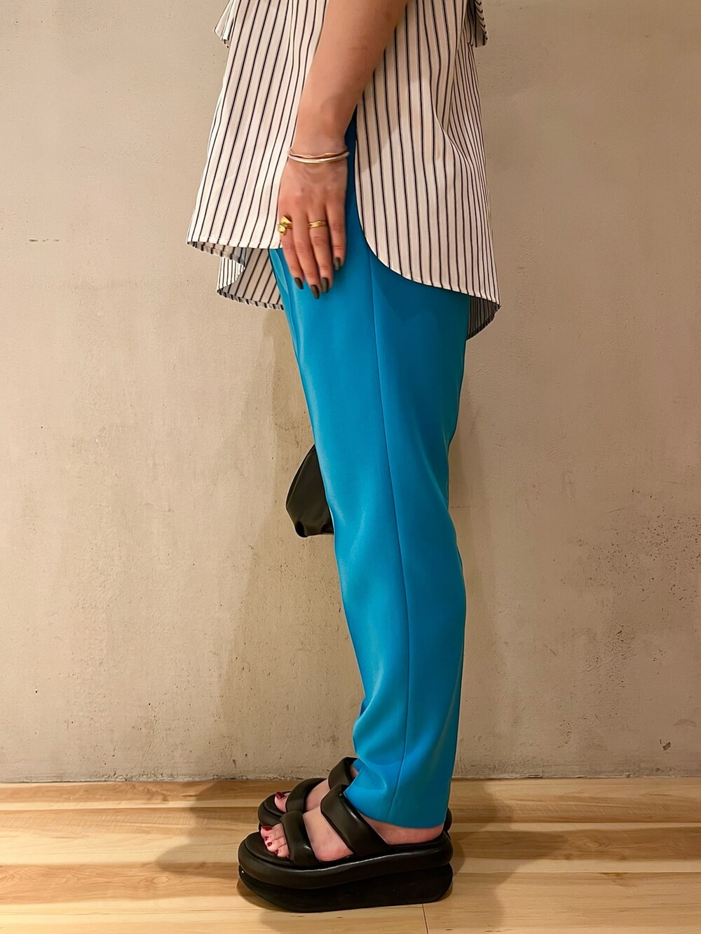 その他のシャツ/ブラウス、ブラック系のサンダル、ブルー系のその他パンツを着用したレディースの春コーディネートの7枚目の写真