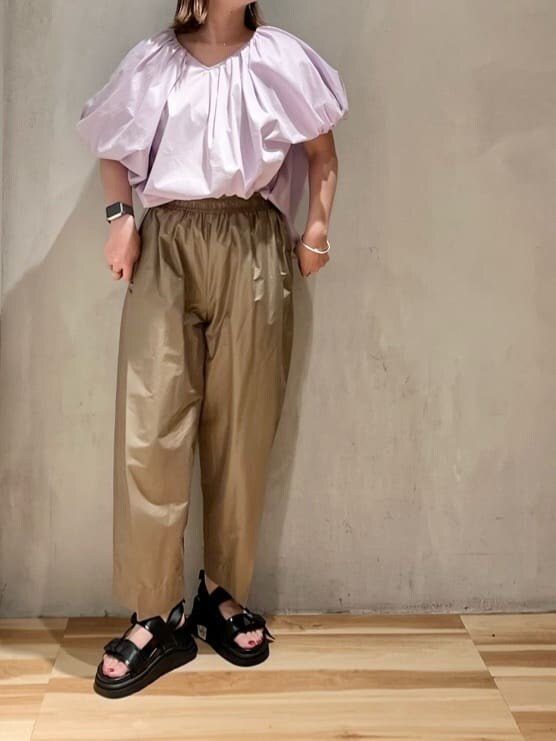 ベージュ系のその他パンツ、ブラック系のサンダル、パープル系のシャツ/ブラウスを着用したレディースの春コーディネートの2枚目の写真