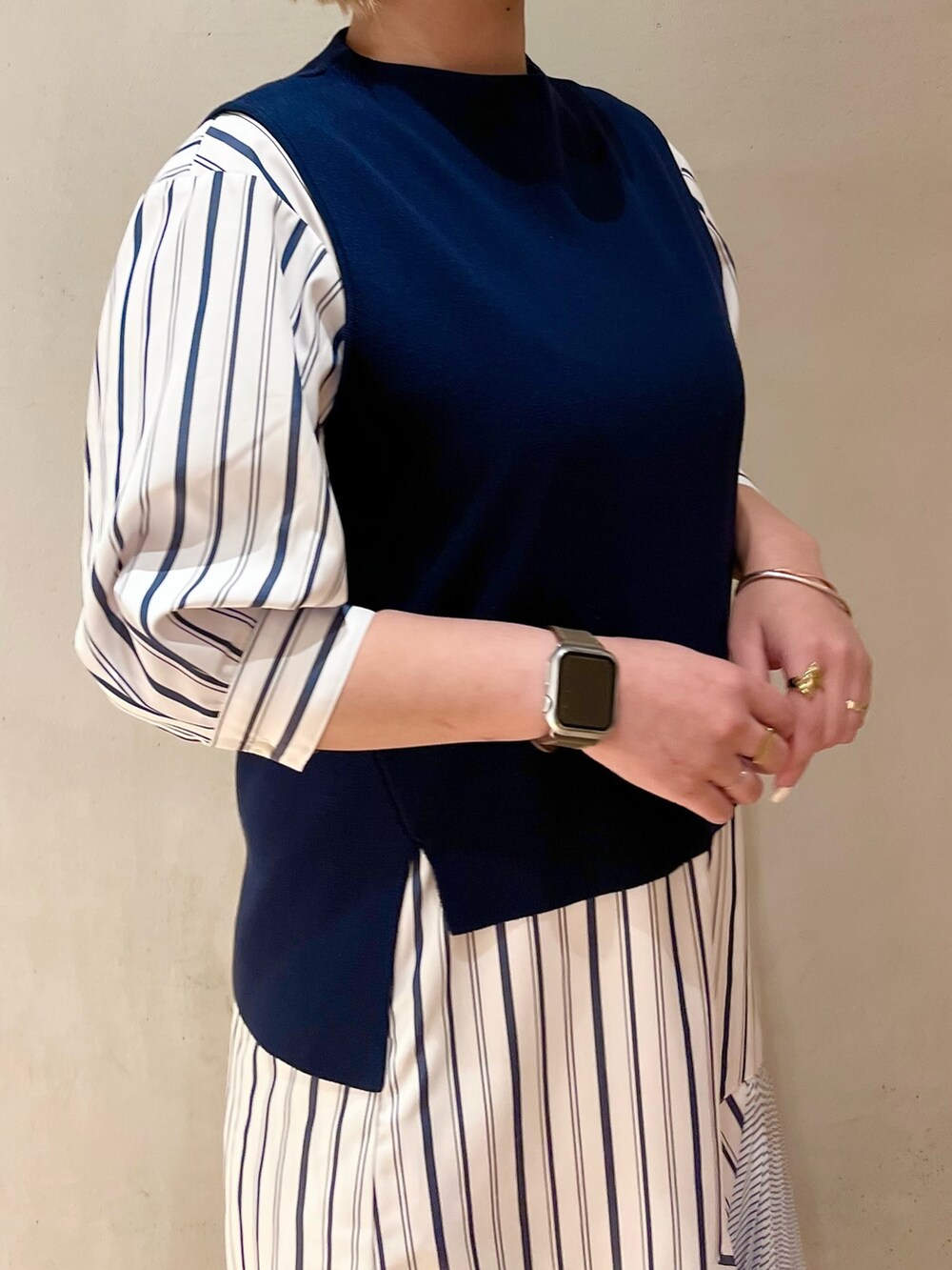 ホワイト系のスニーカー、ブルー系のワンピースを着用したレディースの冬コーディネートの5枚目の写真