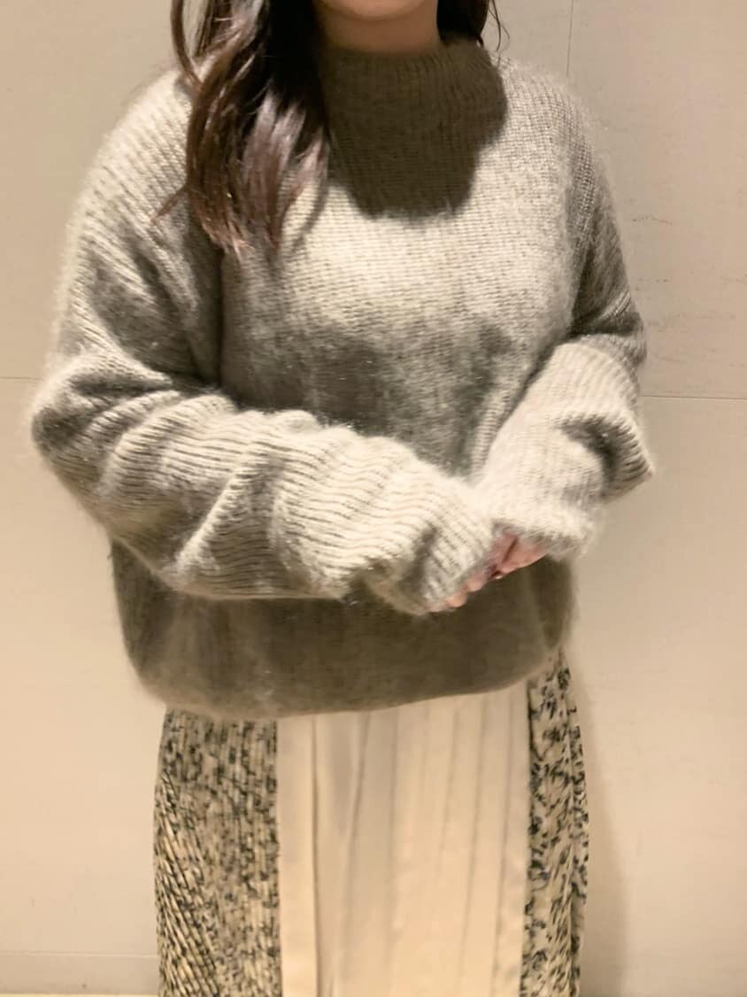 ベージュ系のスカート、ブラウン系のニット/セーターを着用したレディースの冬コーディネートの2枚目の写真