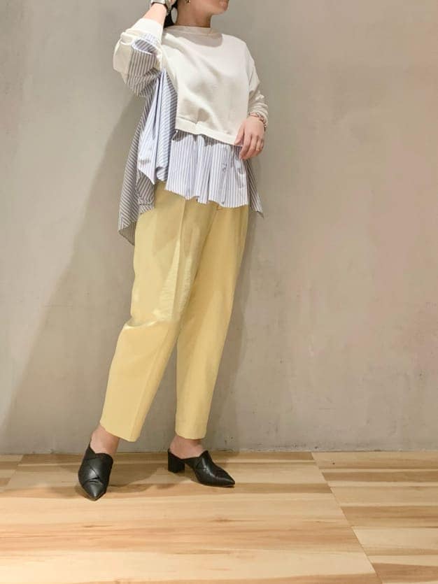 イエロー系のその他パンツ、ホワイト系のニット/セーターを着用したレディースの冬コーディネートの3枚目の写真