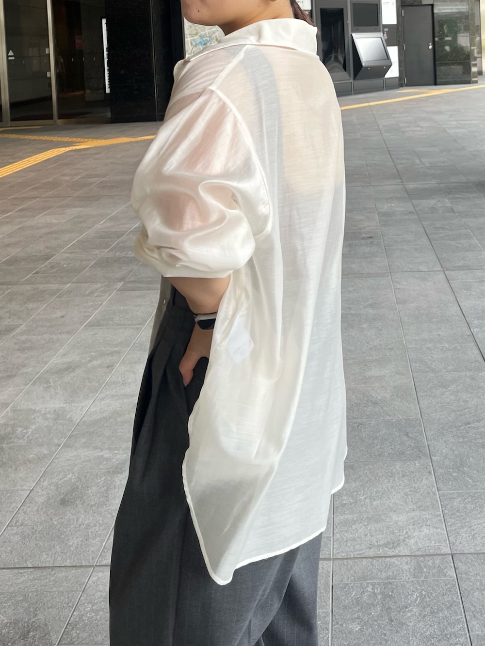 ホワイト系のシャツ/ブラウス、ブラウン系のタンクトップ、グレー系のその他パンツを着用したレディースの夏コーディネートの6枚目の写真