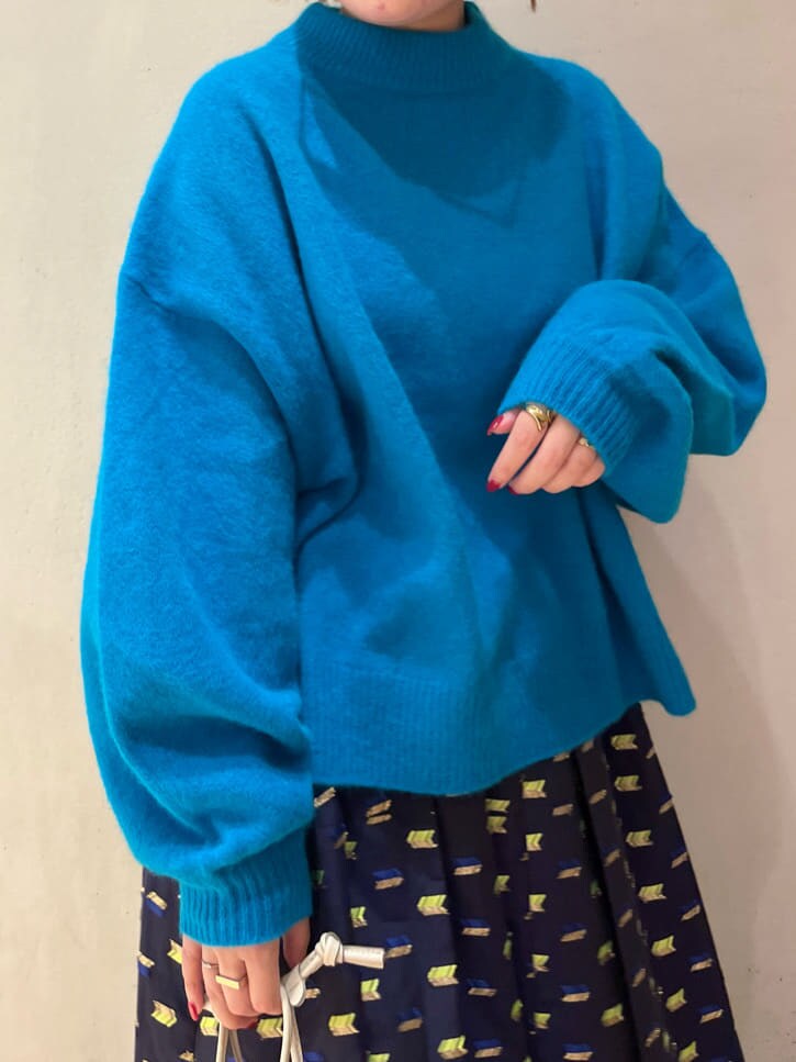 ブラック系のブーツ、ブルー系のスカート、ブルー系のニット/セーターを着用したレディースの秋コーディネートの6枚目の写真