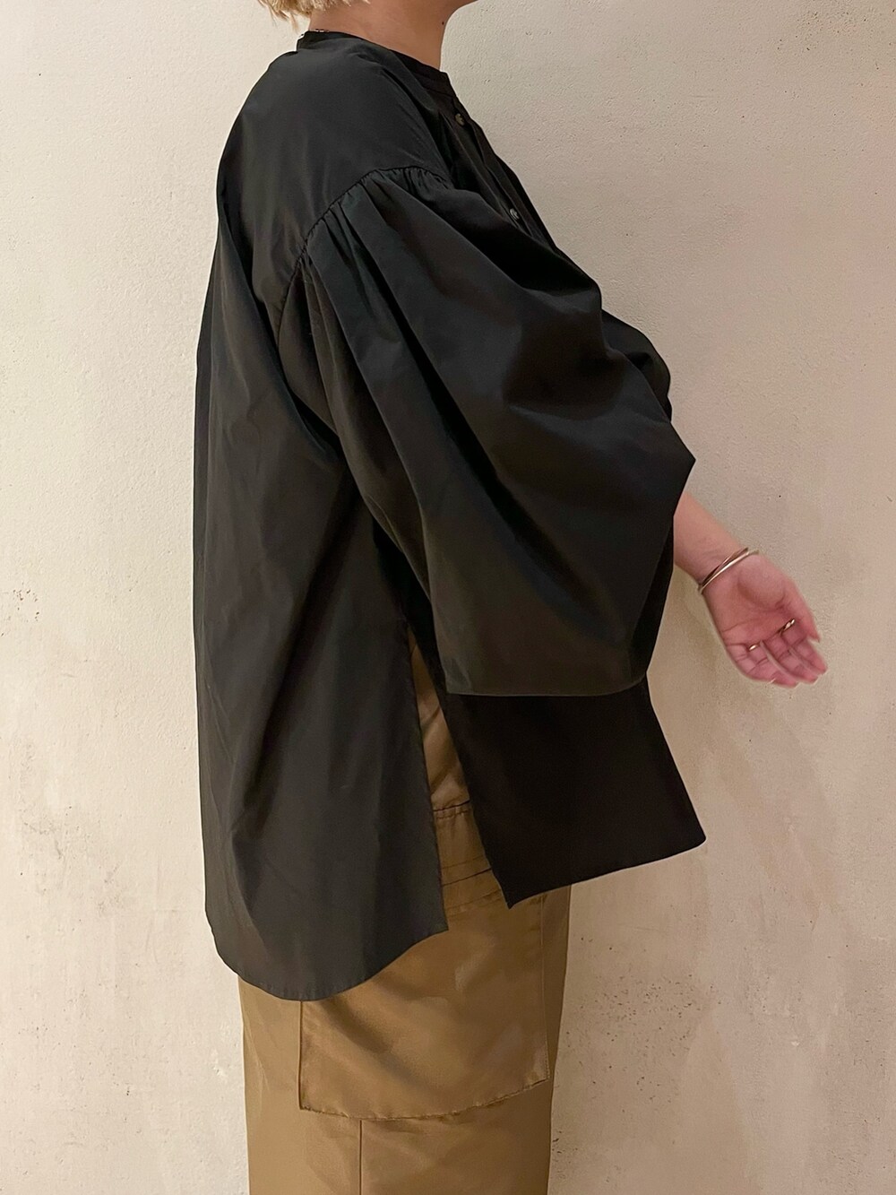 ブラック系のシャツ/ブラウス、ブラウン系のスカート、ブラック系のブーツを着用したレディースの春コーディネートの6枚目の写真