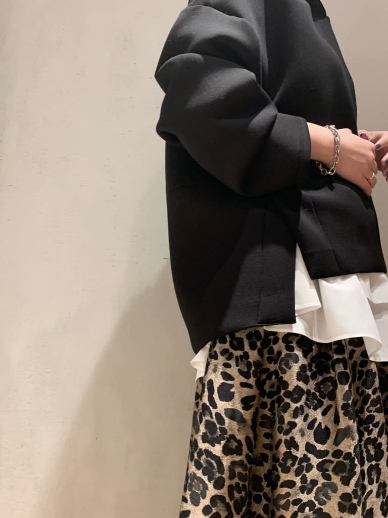 その他のスカート、ブラック系のパーカーを着用したレディースの秋コーディネートの3枚目の写真