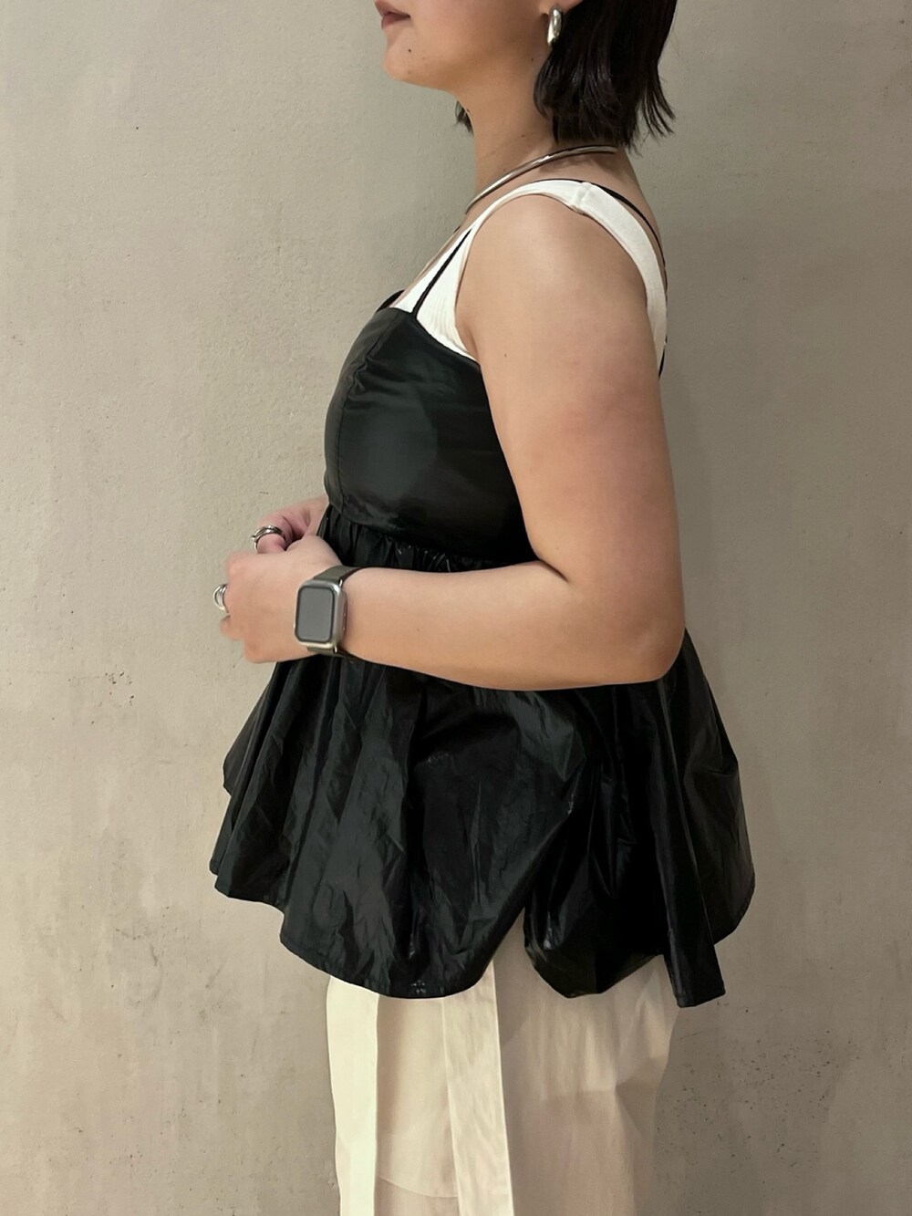 ホワイト系のタンクトップ、ブラック系のキャミソール、ホワイト系のその他パンツを着用したレディースの夏コーディネートの7枚目の写真