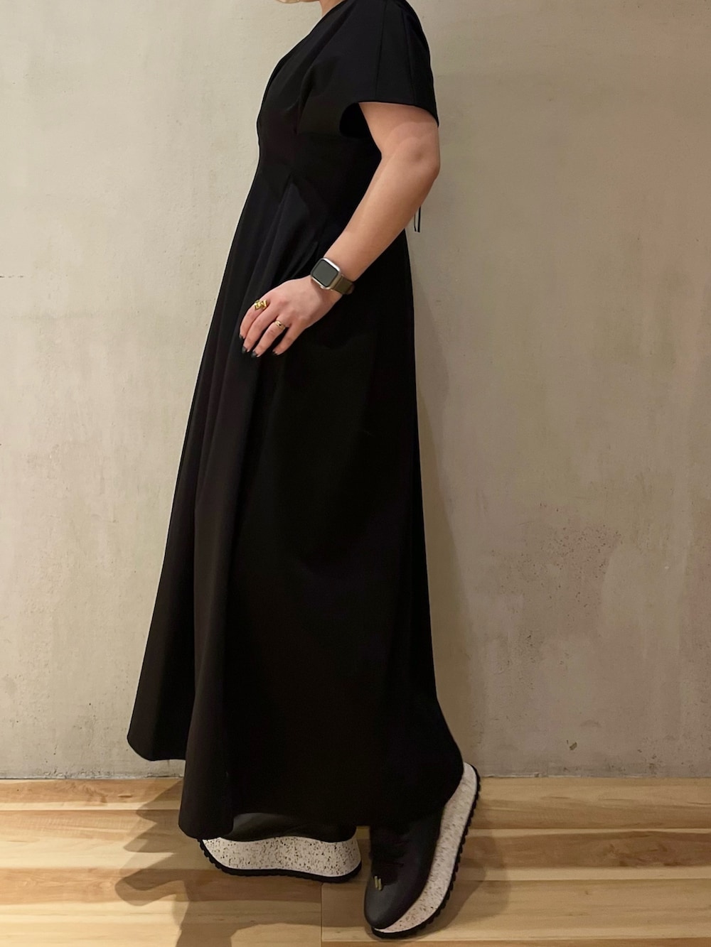 ブラック系のワンピース、ブラック系のスニーカーを着用したレディースの夏コーディネートの3枚目の写真