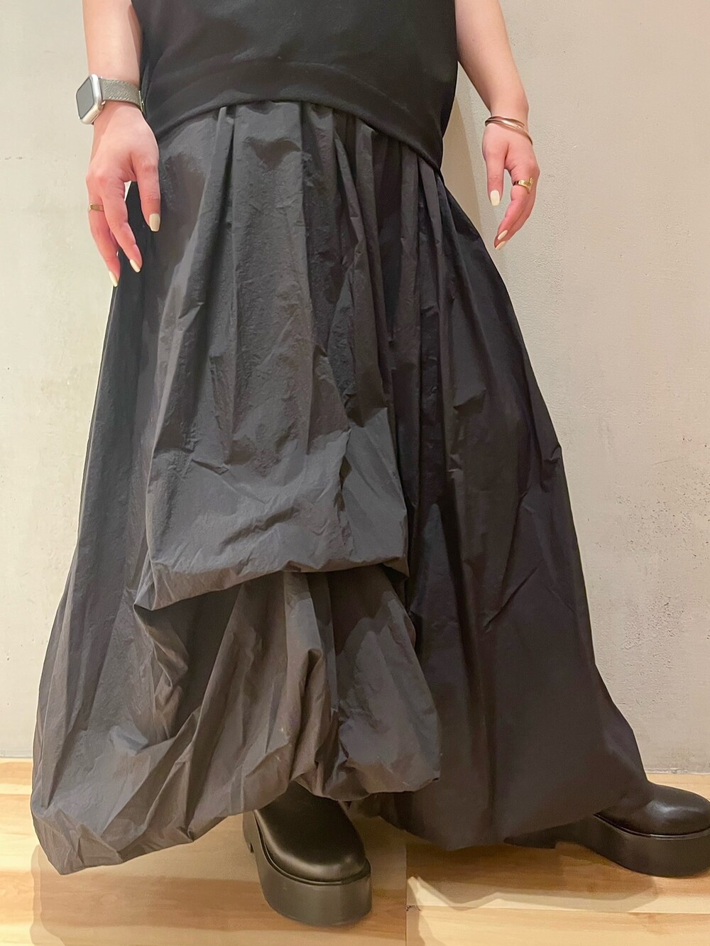 ブラック系のワンピース、ブラック系のブーツを着用したレディースの春コーディネートの7枚目の写真