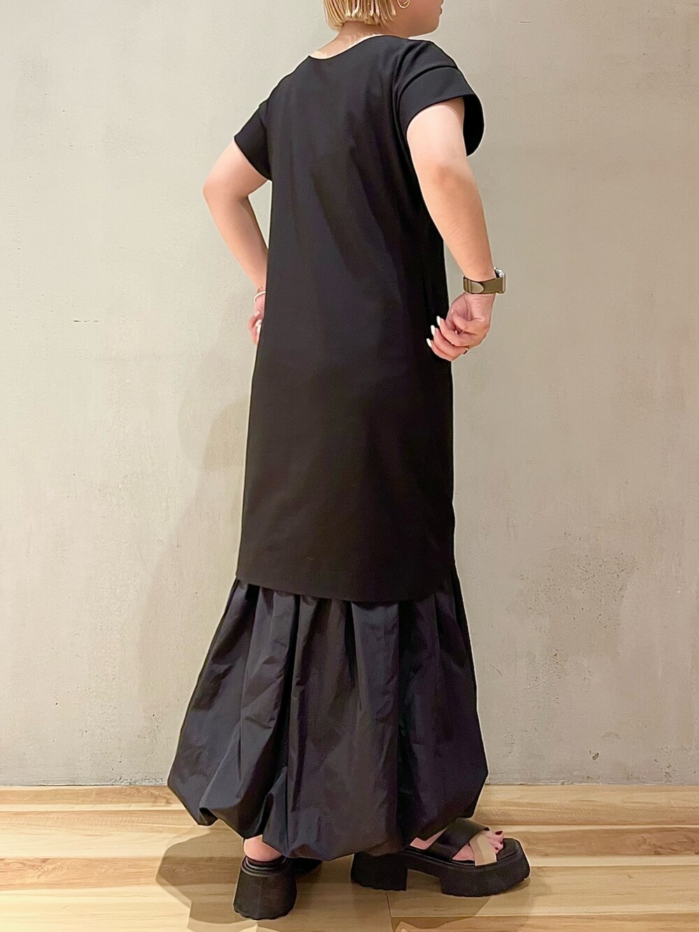 その他のサンダル、ブラック系のワンピースを着用したレディースの春コーディネートの4枚目の写真