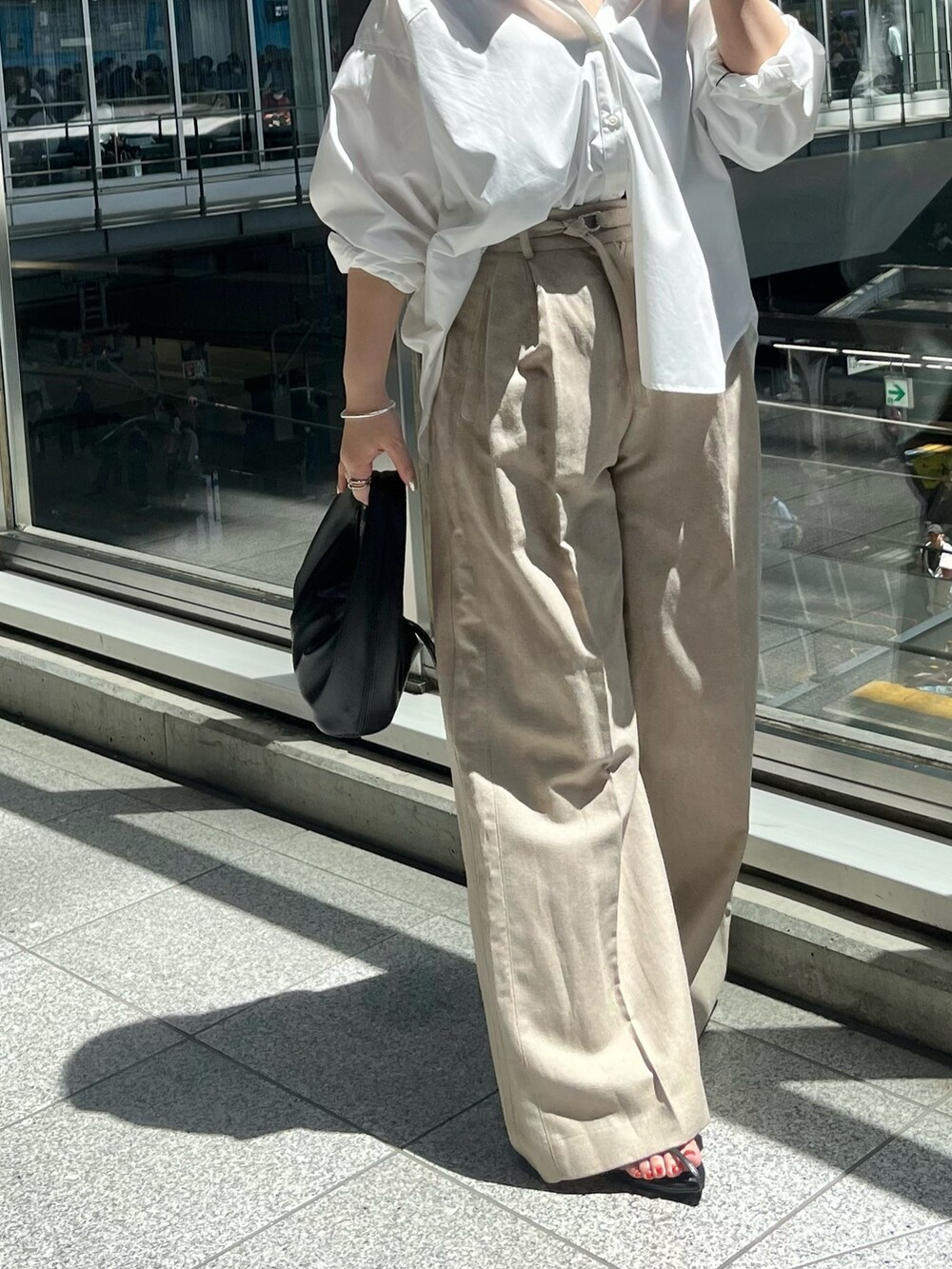 ホワイト系のシャツ/ブラウス、ベージュ系のその他パンツを着用したレディースの春コーディネートの6枚目の写真