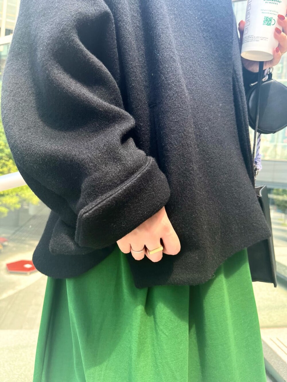 グリーン系のワンピース、ホワイト系のショルダーバッグ、ブラック系のノーカラーコートを着用したレディースの夏コーディネートの8枚目の写真