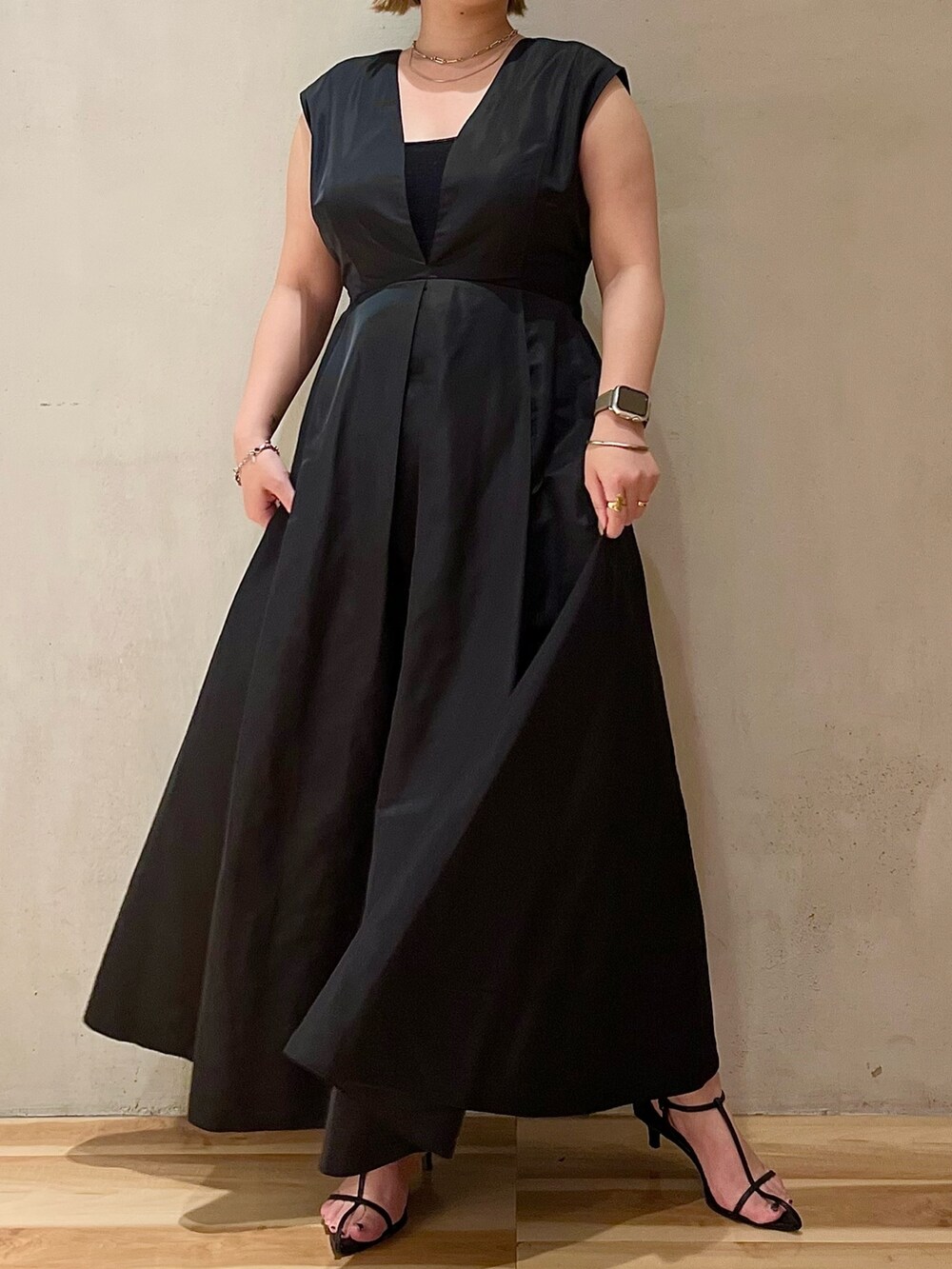 ブラック系のジャンパースカートを着用したレディースの夏コーディネートの3枚目の写真