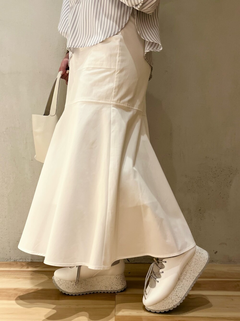 ホワイト系のスニーカー、その他のシャツ/ブラウス、ホワイト系のスカートを着用したレディースの冬コーディネートの8枚目の写真