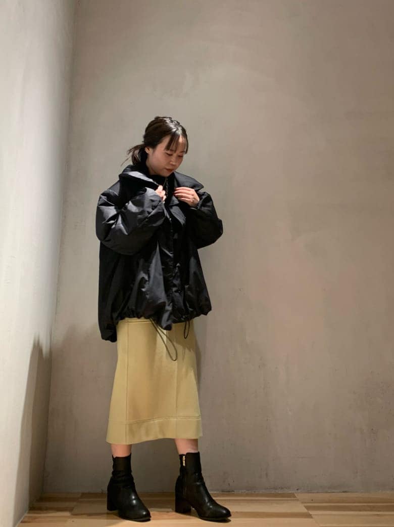 ブラック系のその他アウター、イエロー系のスカート、ブラック系のニット/セーターを着用したレディースの秋コーディネートの2枚目の写真